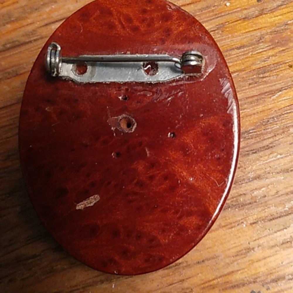 - GRANNY CORE carved cameo pin